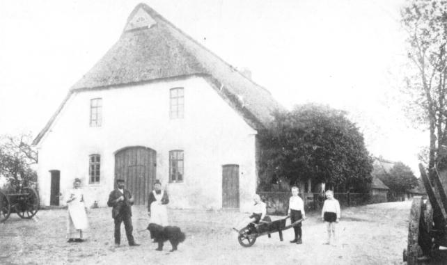 Der Hof um 1905. Engelbert Segelken und Frau Gesine und die drei Söhne Gerhard, Friedrich und Engelbert.