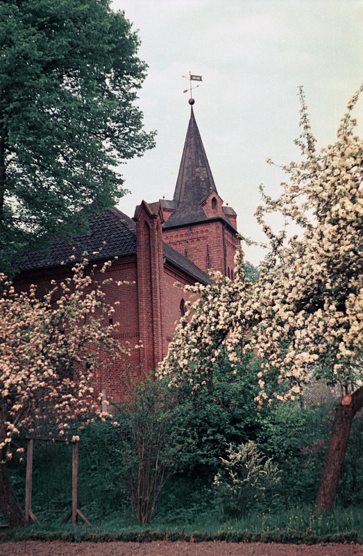 Die Moorlose Kirche vom Schulgarten aus gesehen | © Foto: Bernhard Meier