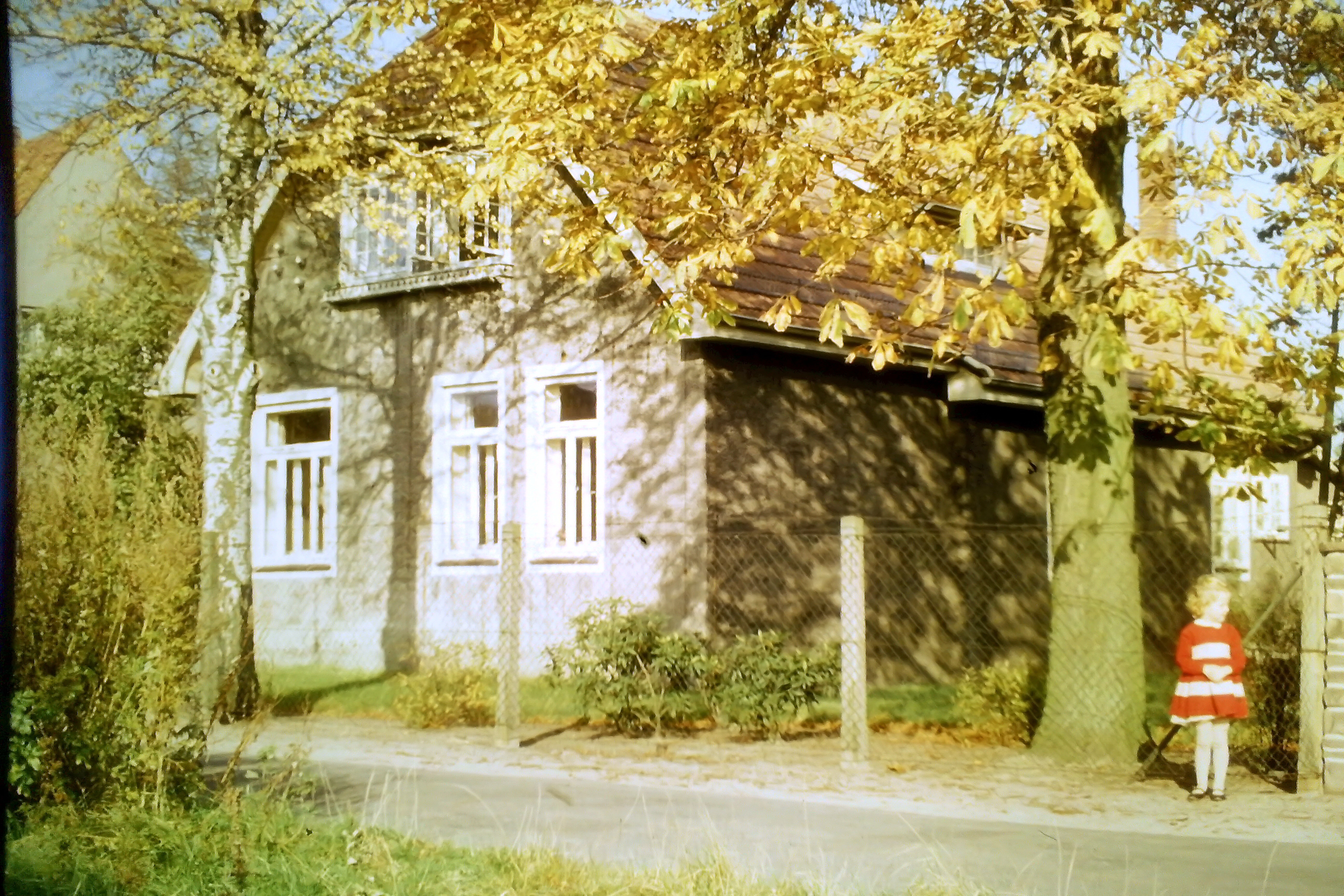 Pastorenhaus von der Jugendheimseite gesehen / ca. 1950 / mit Traute Lappe / Foto: R. Lappe