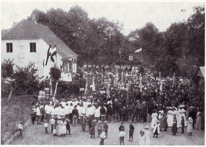 Blick vom Schulgebäude in Richtung Grambker Heerstraße / Fahnenweihe am 14. Juni 1903 durch Pastor Hoops auf dem Schulhof. Links die Turnhalle.
