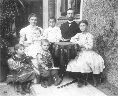 Pastor Heinrich Hoops mit seiner Frau und ihren Kindern vor dem Grambker Pastorenhaus im Jahre 1907.