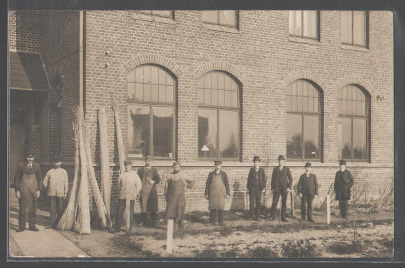 Postkarte mit der Belegschaft der Stuhlrohrfabrik vor der Verwaltung / 1911