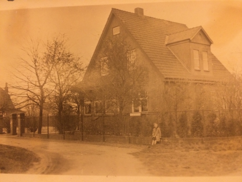 Hs. 20 / Erbaut 1913 von Hinrich Gieschen / Henriette & Wilhelm Knoke / ca 1920 /  Nach dem Straßenschild am Zaun des Grundstücks heißt die Straße hier noch "Hinter der Kirche / Foto: R. Lappe