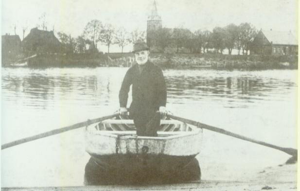 Hermann Imhoff mit seinem Fährschiff, um 1890.