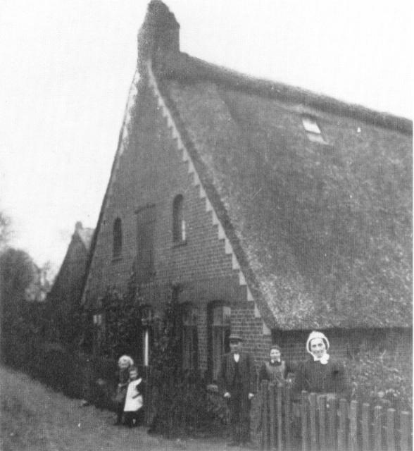 Haus Mittelsbüren Nr. 10 im Jahre 1913 / Foto: Dora Haake, Ahrensburg