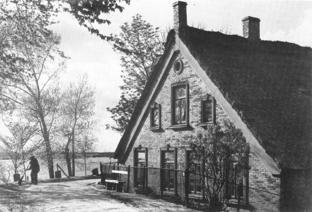 Das Haus Niederbüren 9 lag an einer malerischen Stelle, wo der Deich dicht an die Weser führt und nahezu rechtwinklig umbiegt.