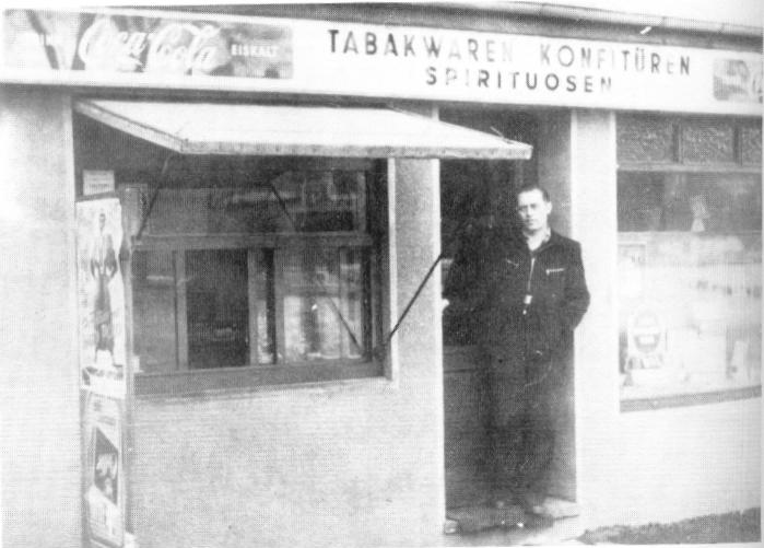 Gustav Scharrenbeck vor seinem Kiosk