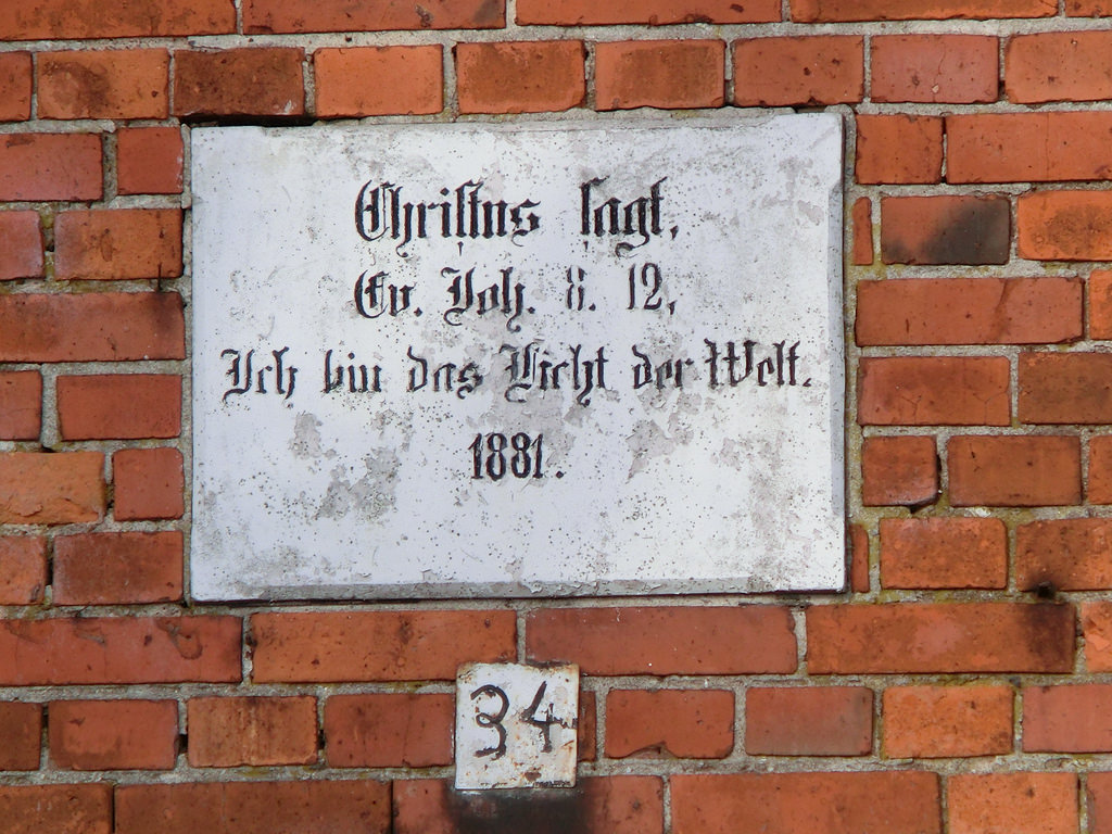 Spruchplatte am alten Schulhaus, Mittelsbüren 34