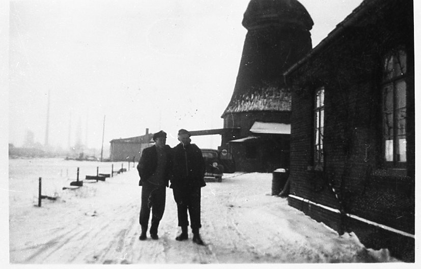 rechts Müller Hinrich Hinrichs mit Freund, rechts das Haus, hinten PKW vor der Mühle