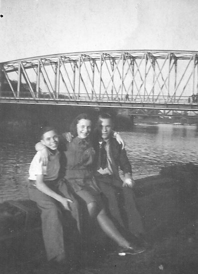Jochen Boes, Edith Bockstedt verh Freese, Willy Perelaer vor der Burger Brücke / ca. 1946