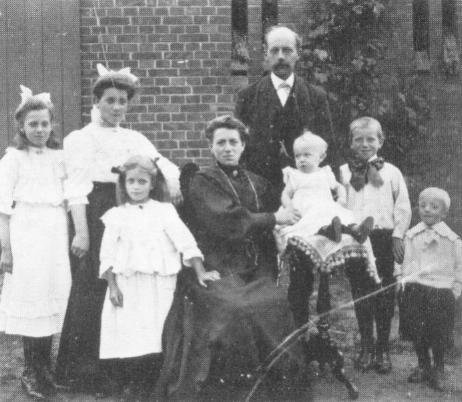 Johann Hagens (um 1906), genannt " Jan Donnerslag ", mit Frau und Kinder n (1909 kam noch eine Tochter hinzu). Nur 2 der Kinder haben noch nach dem II. WK gelebt. Beide Frauen wurden recht alt.