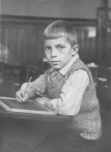 Schüler (JB) mit Schiefertafel und Griffel der Grambker Schule ca. 1935