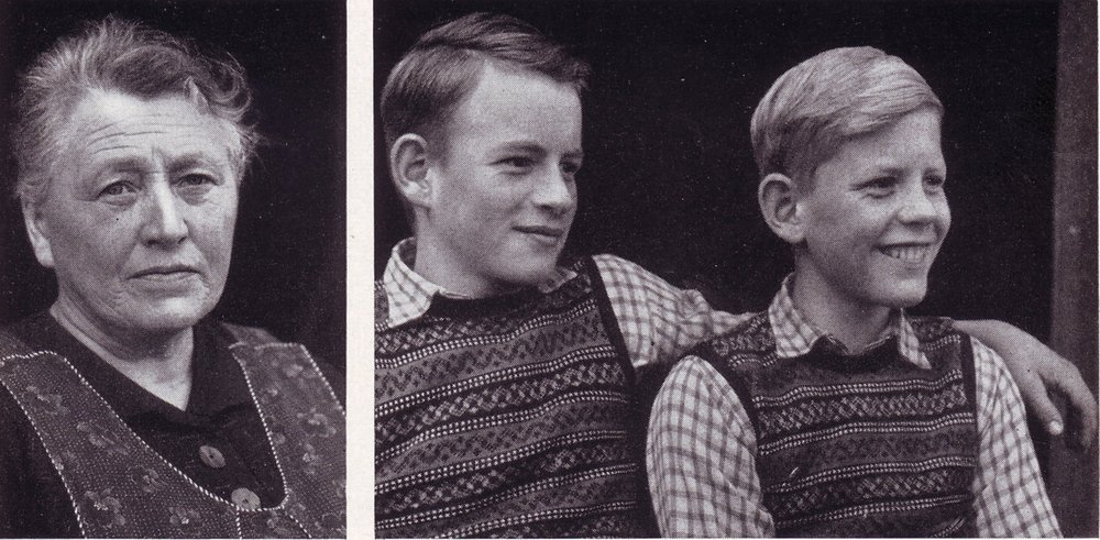 Die Altbäuerin Meta Segelken, geb. Ahrens und ihre Enkel Uwe und Heinz Wolf