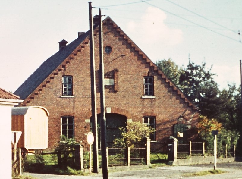 links im Bild ist das Wegegeldhaus : Die Polizeistation, damals in einer Wehrmachtsbaracke untergebracht, lag links neben dem Zollhaus.