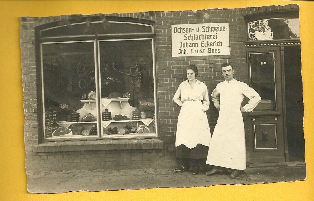 Ehepaar Gretchen geb. Wragge und Ernst Boes 1924 vor ihrem gepachteten Geschäft