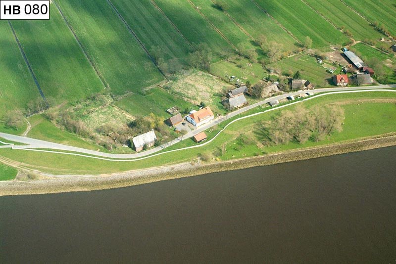 Luftbild: Rechts im Bild ist die Ortschaft Niederbüren zu sehen, links tritt die Deichlinie und die Niederbürener Landstraße vom Ufer zurück.