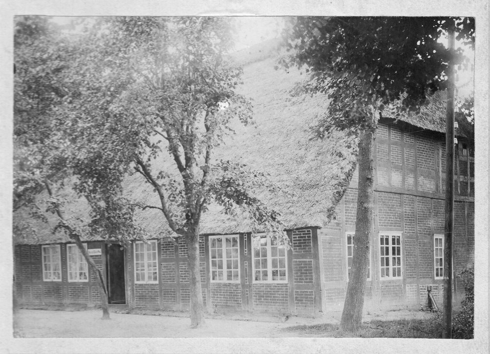 1903 - Das Gasthaus H. Sollte vor der Grambker Kirche. Heute ist dort das Mahnmal.