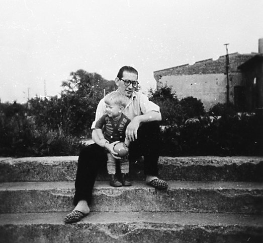 Feiner Herr mit großer Brille und Kind sitzt auf der Treppe hat kleinen Ball in der Hand / ca. 1953