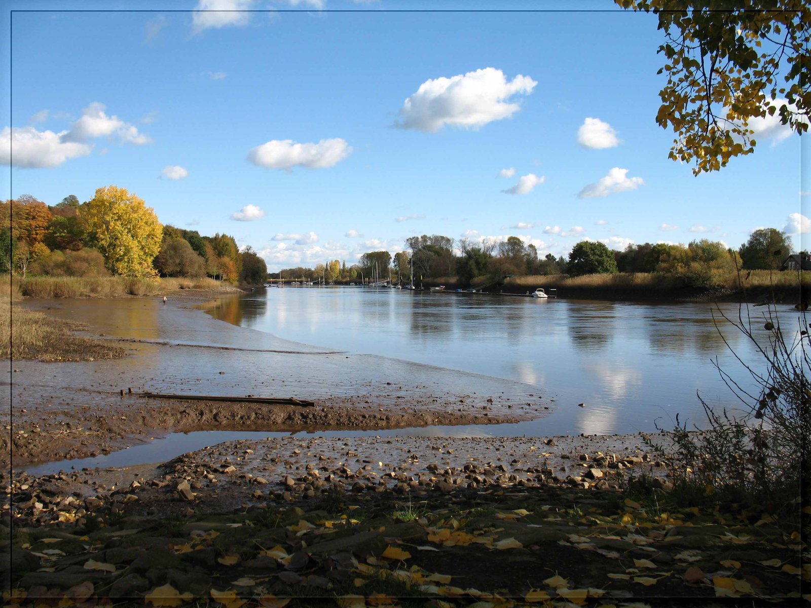 Herbst an der Lesum (im Oktober 2007), mittlerweile liegen die Boote schon in ihrem Winterquartier.