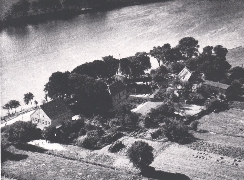 Schule, Moorlose Kirche und Karker Höfe an der Weser, von Binnendeichs / Foto: Westd. Luftfoto Bremen