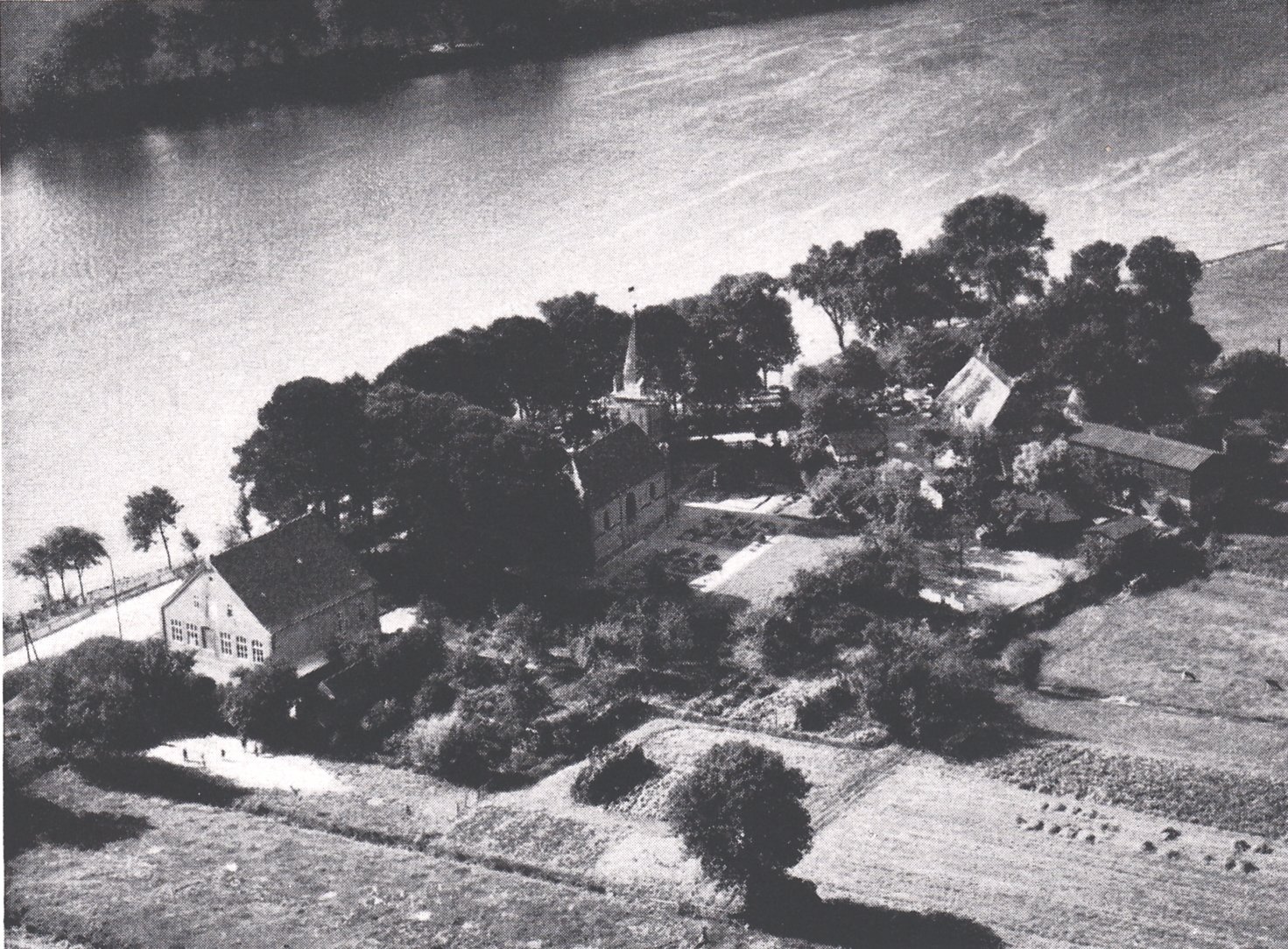 Schule, Moorlose Kirche und Karker Höfe an der Weser, von Binnendeichs / Foto: Westd. Luftfoto Bremen