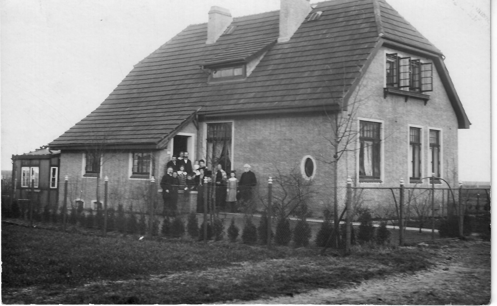 Auf dem Foto ist das Grambker Pastorenhaus (heute "Hinter der Grambker Kirche 16) mit der Familie von Pastor Hoops zu sehen.