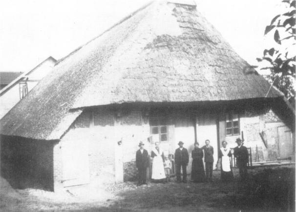 Vor dem alten Stallgebäude des Hofes Niederbüren 3 steht Anna Meybohm mit Familie.