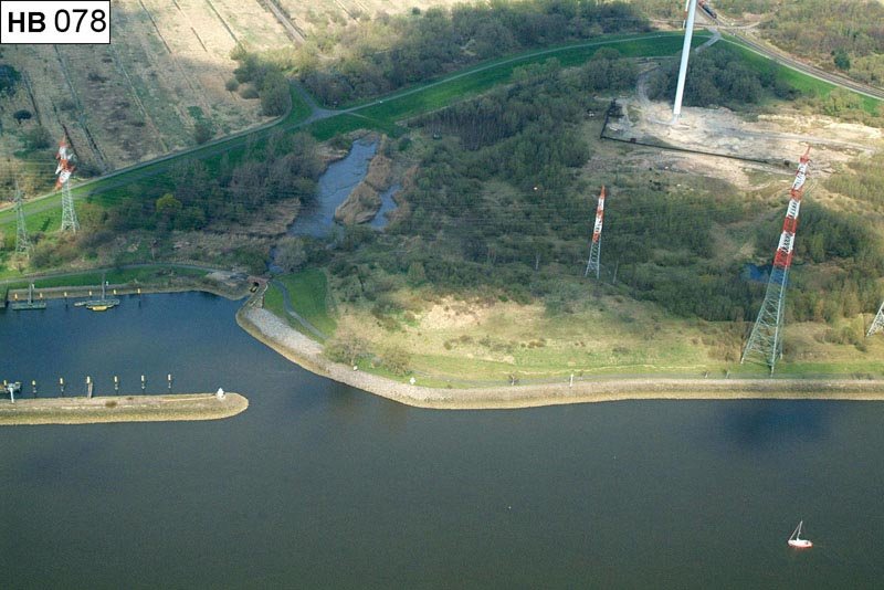 Luftbild: Bereich des WSA Mittelsbüren, das Hafenbecken WSA liegt in der Mitte des Bildes. Im Hintergrund schließt sich Grünland an, teilweise noch zum Gelände der Stahlwerke Bremen gehörend.