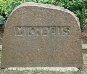 Grabstein von Diedrich Michaelis auf dem Grambker Friedhof Direkt am Gehweg zum Gemeindeparkplatz