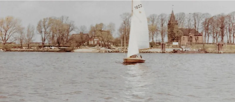 Blick von der Weser auf Gasthaus Imhoff und Moorlose Kirche / © Foto: Bernhard Meier