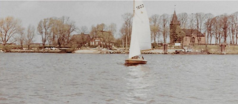 Blick von der Weser auf Gasthaus Imhoff und Moorlose Kirche / © Foto: Bernhard Meier