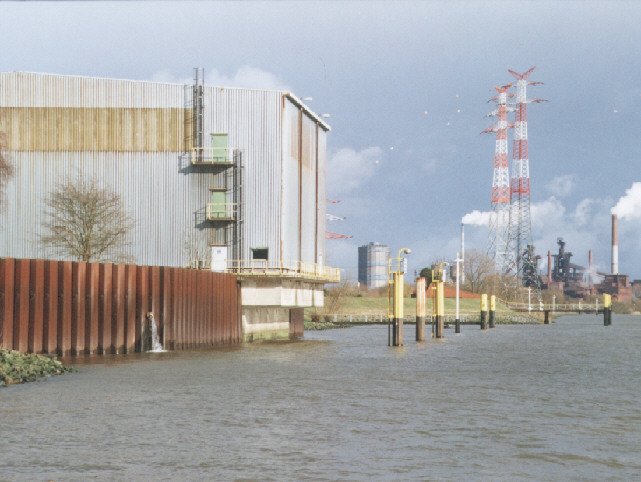 Im Bereich des Pumpwerks (Kühlwasserentnahme des Kraftwerks Mittelsbüren) unterbricht eine Stahlspundwand den Regelquerschnitt. In der Spundwand ist ein Regenwassereinleiter zu sehen.