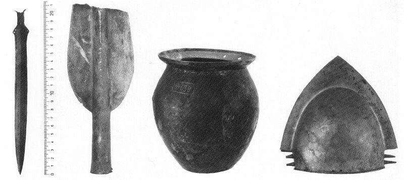 Flußfunde aus der Lesum; von links: Bronzeschwert und Lanzenspitze aus der jüngeren Bronzezeit (etwa 1000 v. Chr.), ein "Östlandeimer" aus dem 1. Jahrhundert nach der Zeitwende (römischer Import) und ein Kammhelm aus getriebener Bronze. Er wurde um 800 v. Chr. im Ostalpenland gefertigt - vielleicht eine Opfergabe für den Gott Tyr.