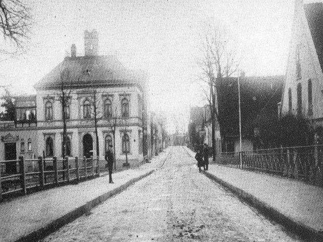 Die "Handlung" von Steinbrügge, von der Burger Brücke aus Richtung Burg gesehen. Links vor dem Haus ist die Einmündung "Grambkermoorer Landstraße". Hinter den beiden Personen auf der rechten Seite ist noch die Einmündung der "Lesumbroker Landstraße" zu erkennen