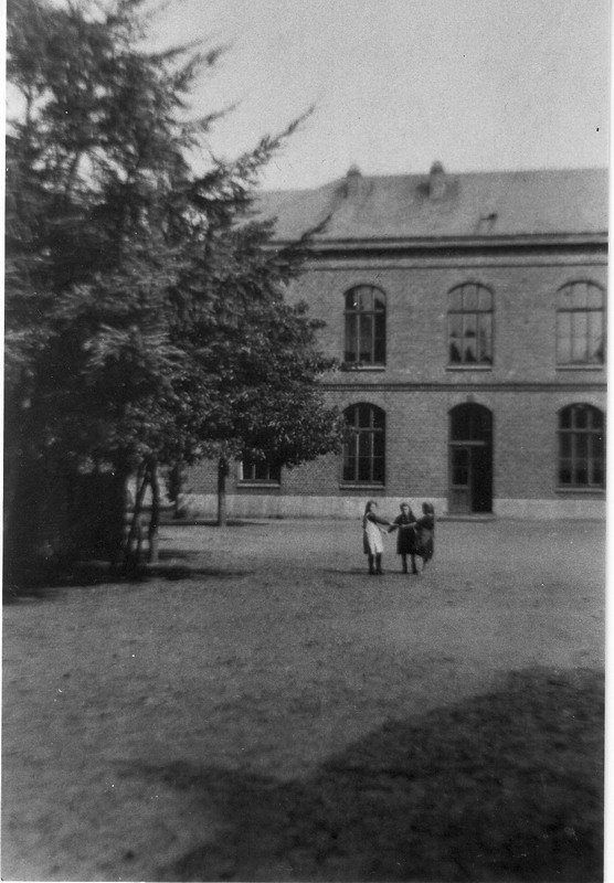 Schulhof und Schulgebäude