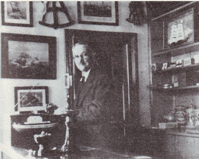 Carl Bosse hinter seiner Ladentheke