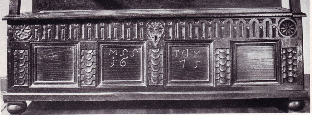 Sitztruhe in Rahmen und Füllung mit eingeschnittenen Ornamenten, gezeichnet: *M*S*S*1675*T*G*M* mit Faltwerkornament am oberen Rahmenstück in seiner spätesten Form aus Osterort, Mittelsbüren 3