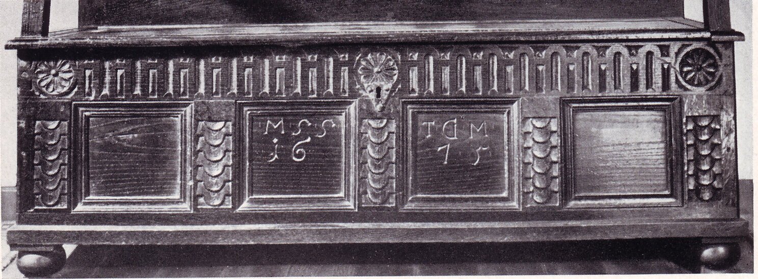 Sitztruhe in Rahmen und Füllung mit eingeschnittenen Ornamenten, gezeichnet: *M*S*S*1675*T*G*M* mit Faltwerkornament am oberen Rahmenstück in seiner spätesten Form aus Osterort, Mittelsbüren 3