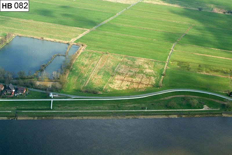 Luftbild: Uferbereich des Werderlandes, zu erkennen ist die Lesumbroker Landstraße, an die sich binnenwärts Grünland anschließt. Im linken Teil des Bildes ist der Vierstückenteich zu erkennen.