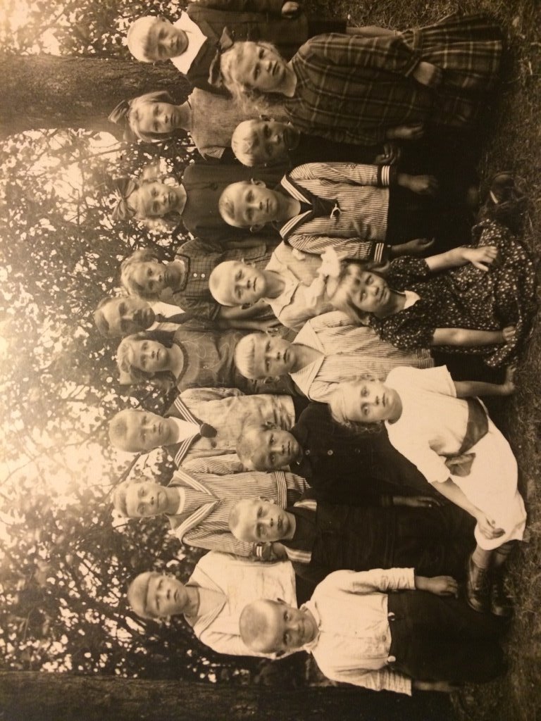 Grambker Volksschule ca 1926 / in der Mitte Lehrer Wilhelm Knoke und rechts von ihm seine Tochter Helma Knoke und links von ihm Annemarie Ohlendorf, die beste Freundin von Helma. / Foto: R. Lappe
