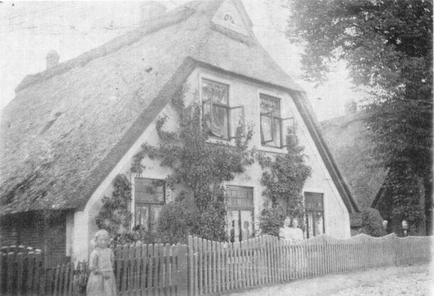 Das reetgedeckte Haus Mittelsbüren 26 mit dem Giebel zum Deich