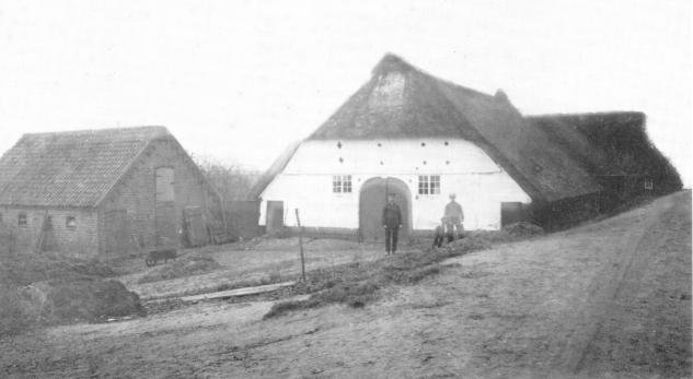 Das Hofgebäude vor 1921 mit dem Holzfachwerk am Giebel und Umfassungswänden.