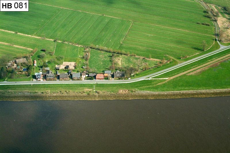 Luftbild: Uferbereich des Werderlandes, zu erkennen ist die Niederbürener Landstraße, an die sich binnenwärts Grünland anschließt. In der Bildmitte ist eine Gehöft zu erkennen.
