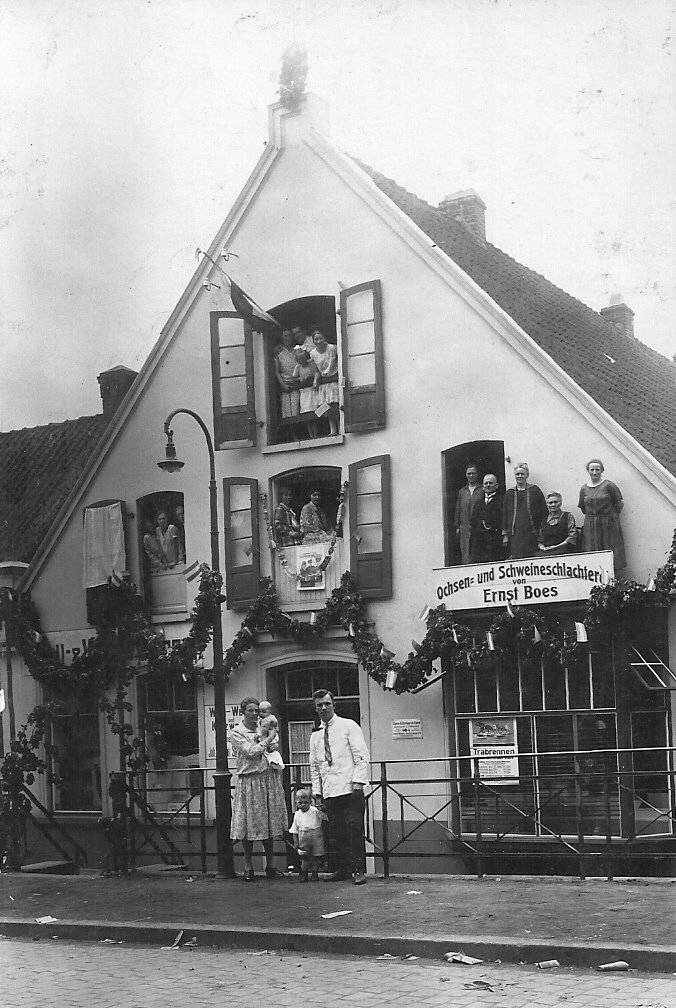 Das alte Geschäftshaus der Fleischerei E. Boes an der Burger Brücke / 19.6.1928