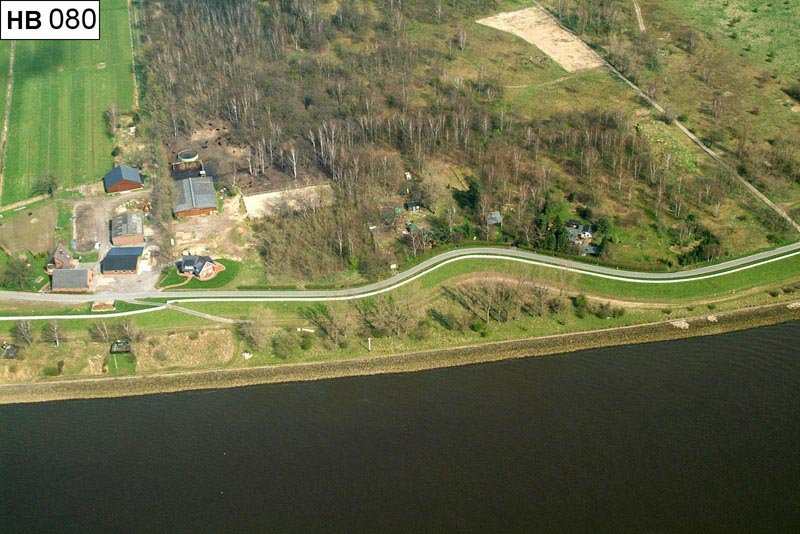 Luftbild: Links im Bild ist die Ortschaft Niederbüren zu sehen, davor ein kleiner privater Campingplatz.