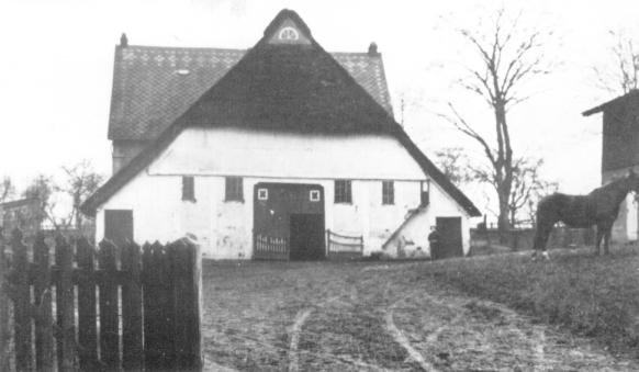 Mit einigen anderen Höfen in Mittelsbüren und Niederbüren stand der Hof Mittelsbüren 12 bis 1740 unter der Grundherrschaft des einflußreichen Benediktinerklosters Corvey. Zu dem alten Fachwerk-Stallgebäude aus dem Jahre 1757 wurde parallel zum Deich 1893 ein neuer Wohnteil in Backstein dazugebaut. / Foto: Dora Haake, Ahrendsburg