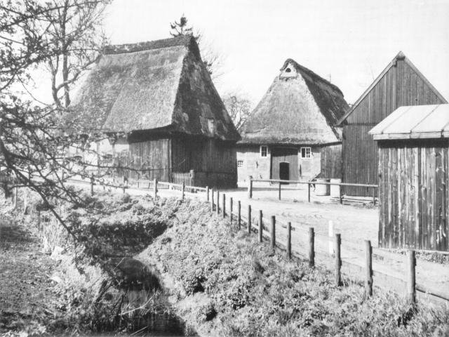 Vorne rechts ist noch ein Teil vom Spritzenhaus zu sehen.