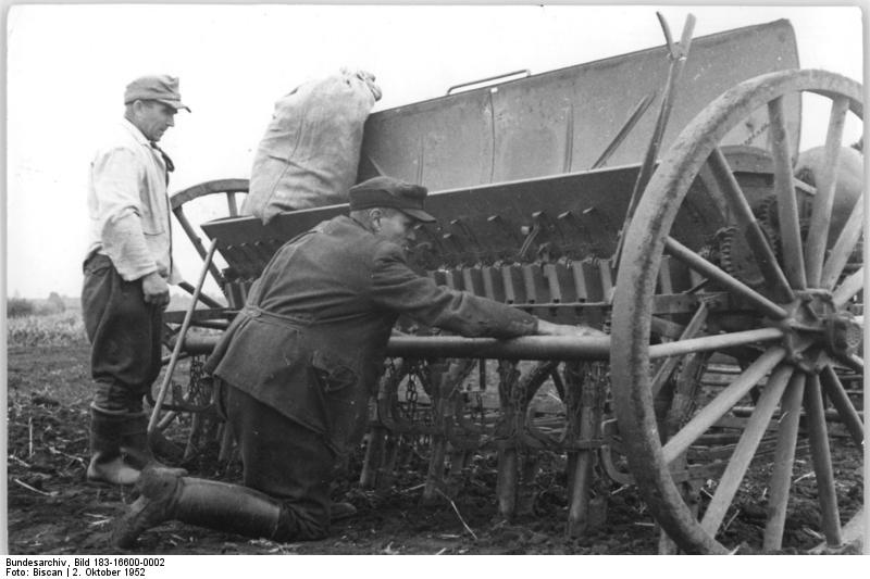 Sämaschine im alten Stil, mit Holzrädern