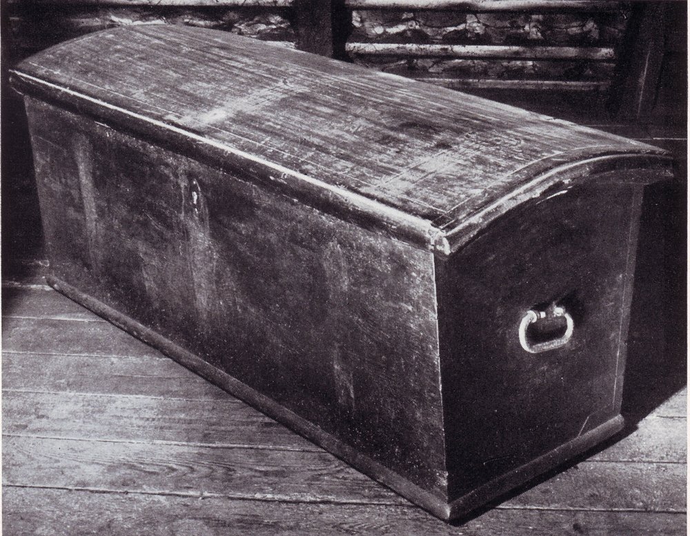 Sarkophagähnliche Truhe von Eichenholz, Ende 17. Jh, aus dem Hause Mittelsbüren 6