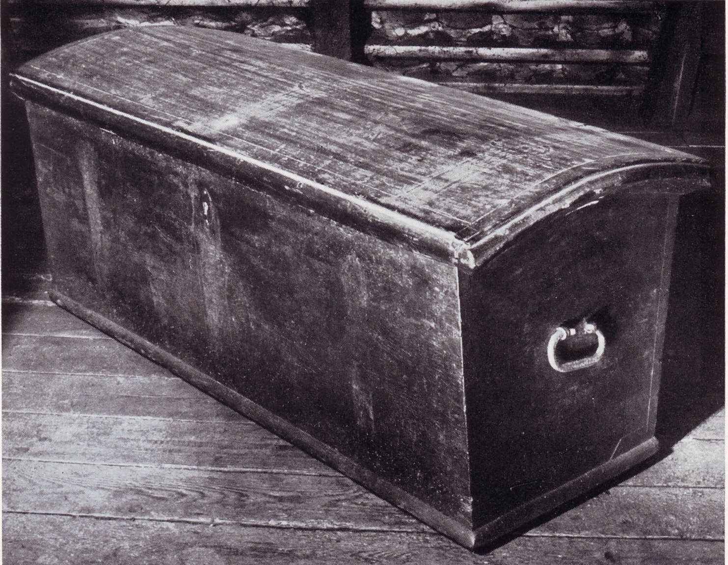 Sarkophagähnliche Truhe von Eichenholz, Ende 17. Jh, aus dem Hause Mittelsbüren 6